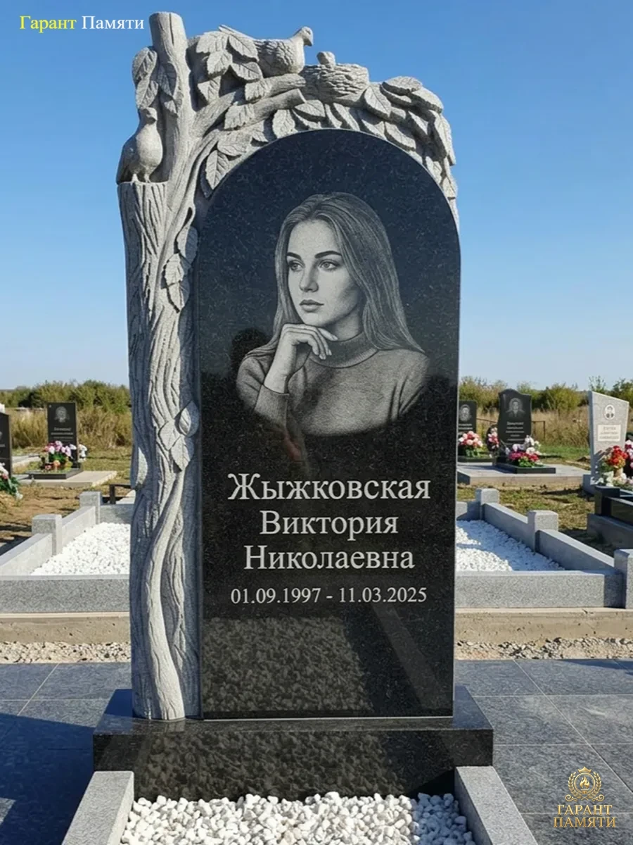 Памятник из гранита Дерево и голуби 28